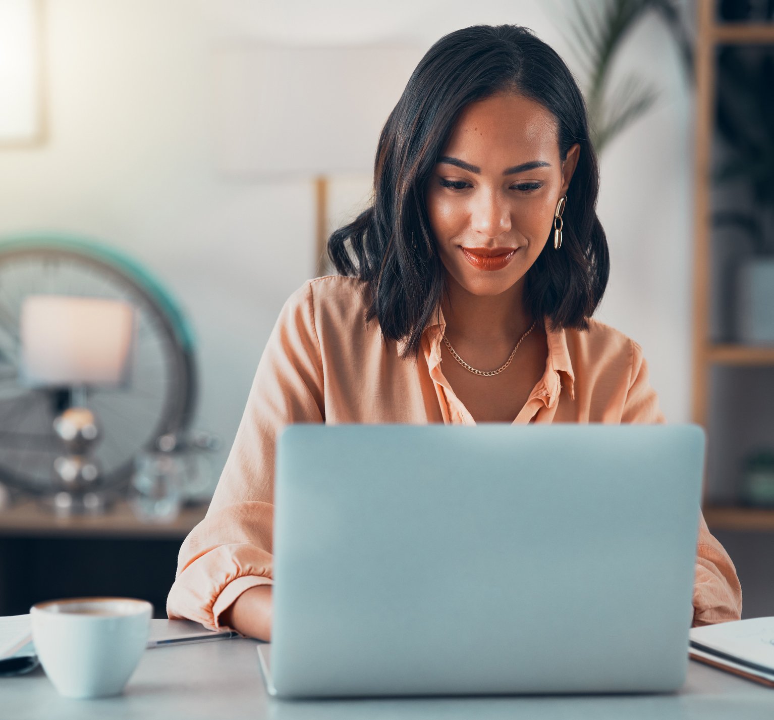 Femme professionnelle travaillant sur un ordinateur.