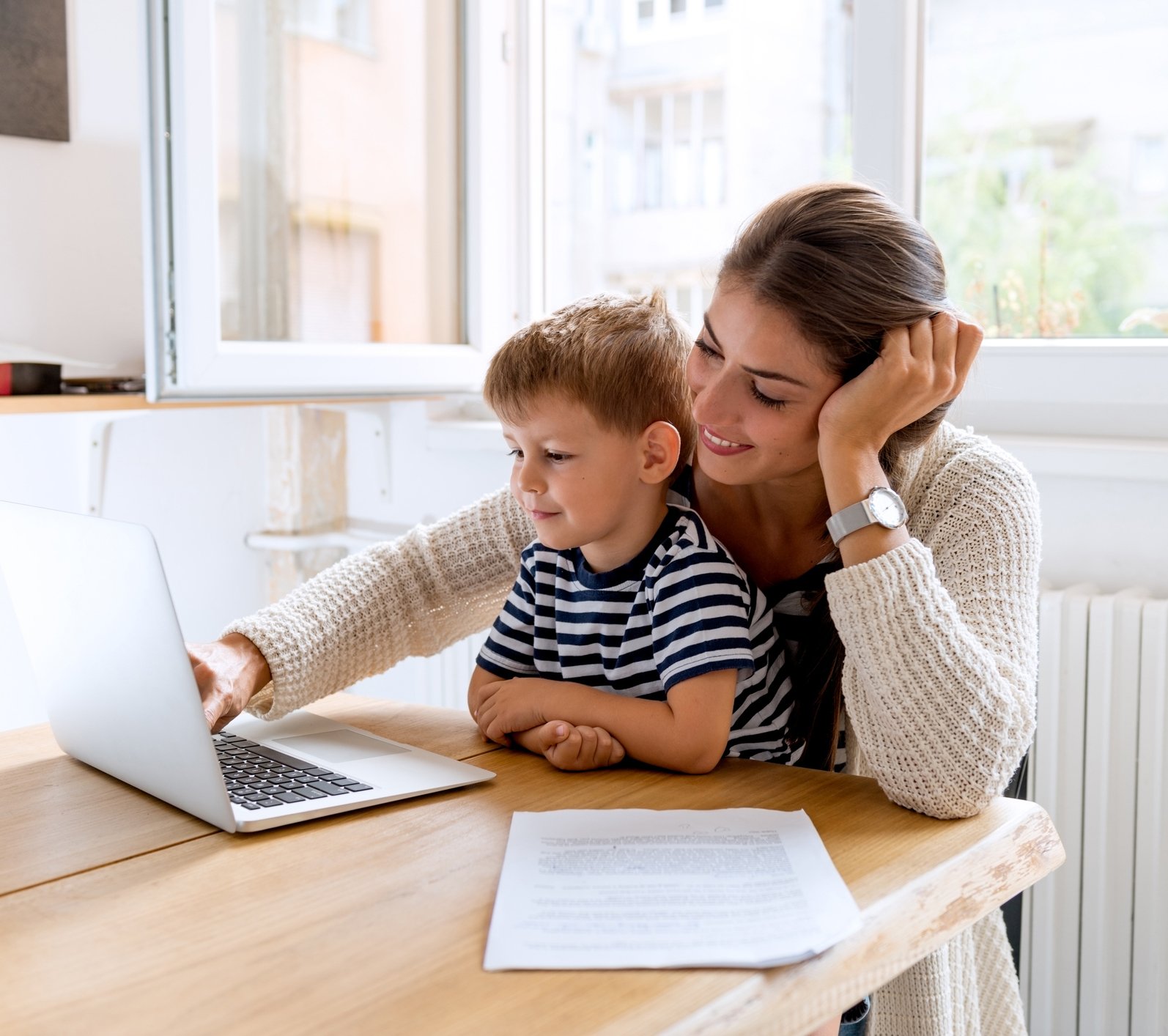 Jeune mère travaillant à domicile Jeune mère travaillant à domicile