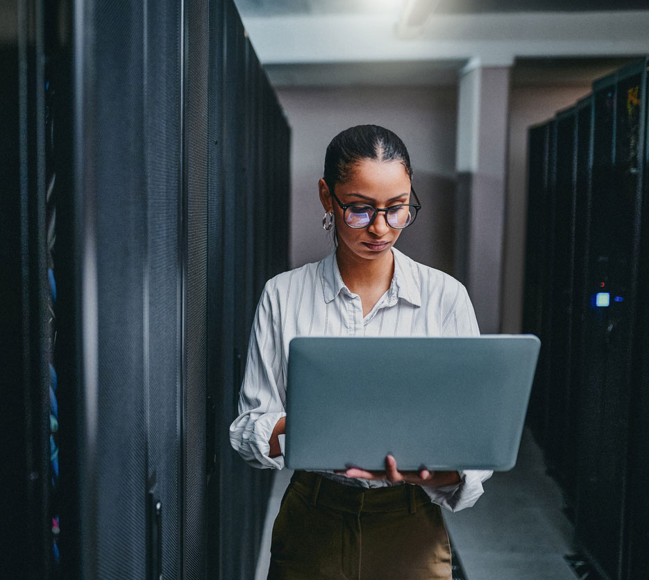 Woman-in-data-center Woman-in-data-center